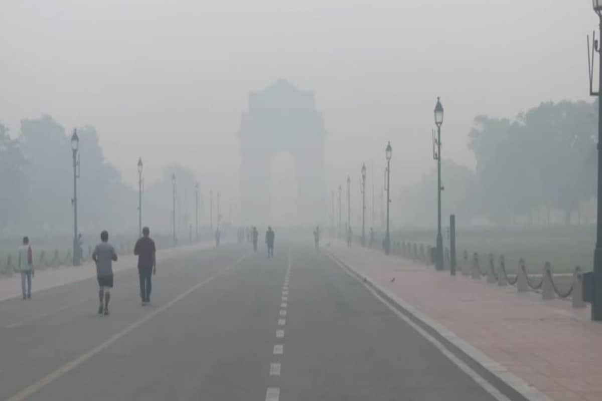 Thick Smog Engulfs Delhi-NCR, Visibility Plunges To Near Zero With AQI Close To 500