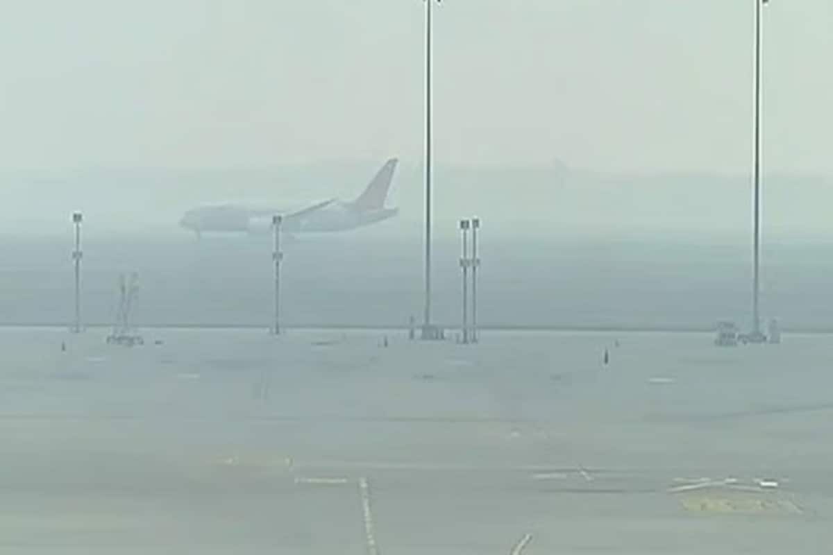 Dense Fog Shrouds Delhi-NCR As AQI Turns ‘Severe’; Flight Ops Hit Amid Poor Visibility Dense Fog Shrouds Delhi-NCR As AQI Turns ‘Severe’; Flight Ops Hit Amid Poor Visibility