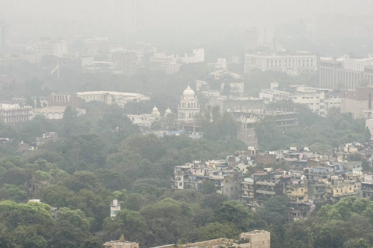 Dense Fog Envelopes Northern India As Airlines Issue Advisories; Delhi AQI Remains ‘Very Poor’