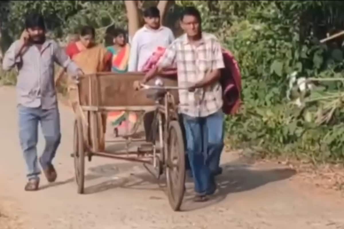 Elderly Woman’s Body Carried In Garbage Rickshaw After Hospital Fails To Provide Ambulance Elderly Woman’s Body Carried In Garbage Rickshaw After Hospital Fails To Provide Ambulance