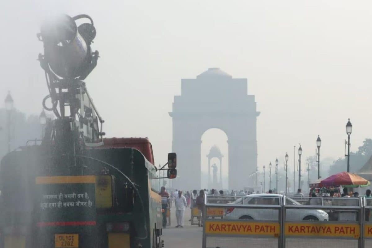 Thick Smog Blankets Delhi-NCR As AQI Remains In ‘Severe’ Category, Visibility Drops Sharply Thick Smog Blankets Delhi-NCR As AQI Remains In ‘Severe’ Category, Visibility Drops Sharply