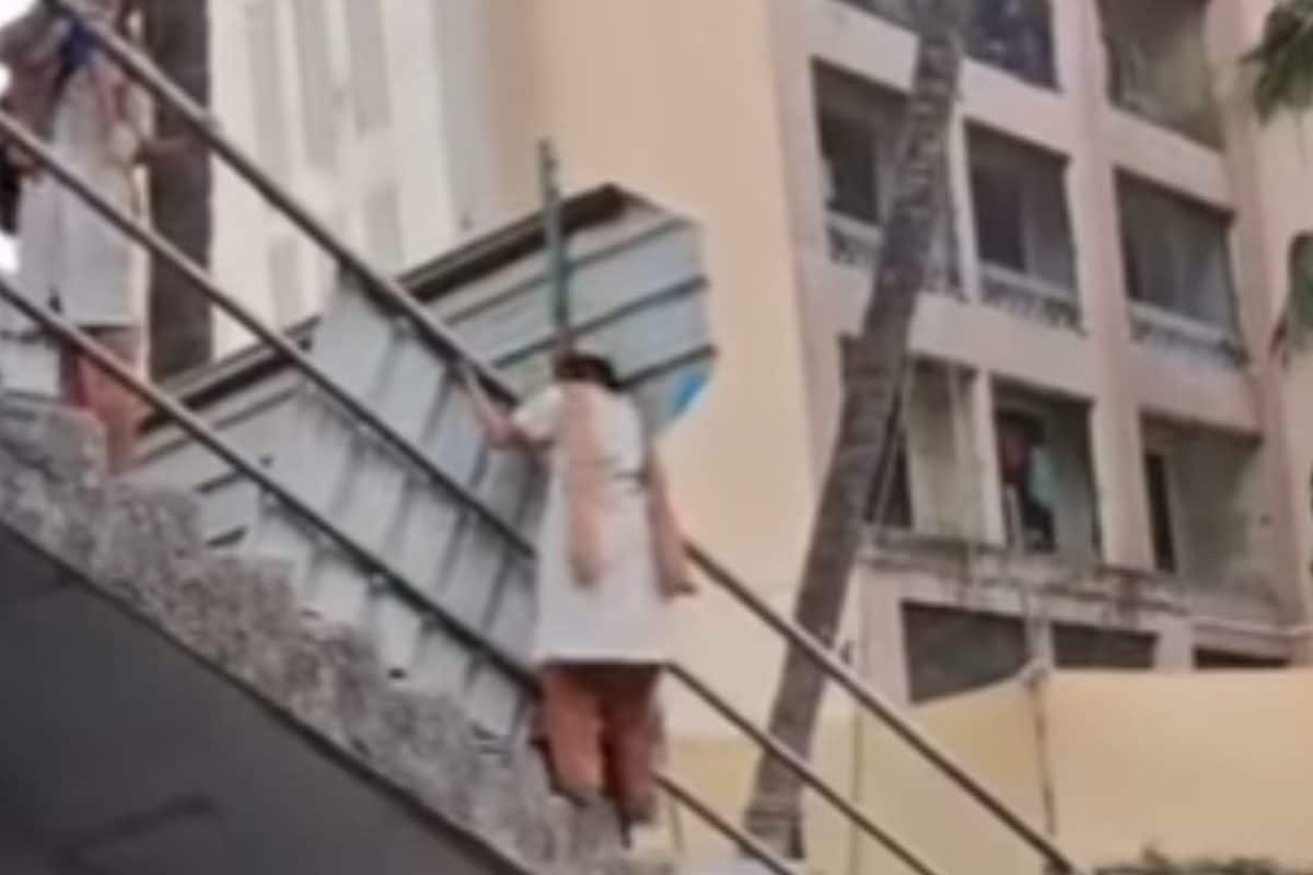 Schoolgirls Risk Lives By Climbing Down Closed Pedestrian Bridge In Mumbai’s Vikhroli | Video Schoolgirls Risk Lives By Climbing Down Closed Pedestrian Bridge In Mumbai’s Vikhroli | Video