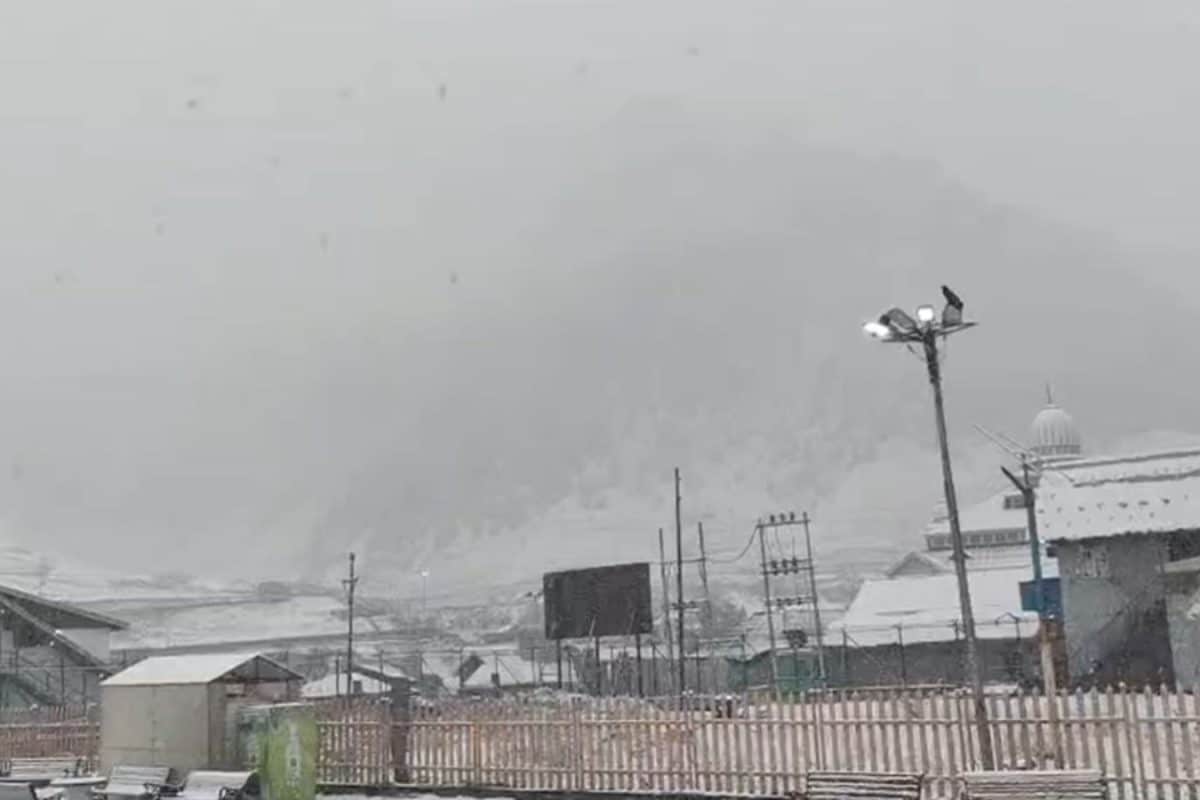 J&K: Sonamarg Witnesses Fresh Spell Of Snow, Turns Into White Wonderland | Watch J&K: Sonamarg Witnesses Fresh Spell Of Snow, Turns Into White Wonderland | Watch