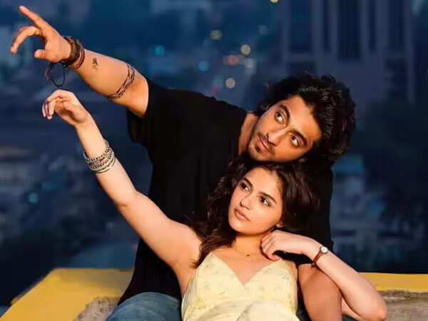 Ahaan Panday Calls Aneet Padda a Talented Senior Reads Her Letter As They Win Awards