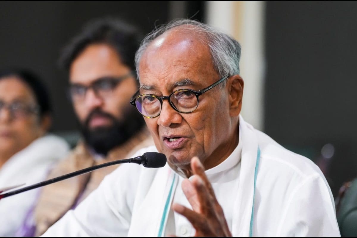 Digvijaya Singh Praises Sangh With PM Modi’s Throwback Photo; BJP Swipes At Congress Digvijaya Singh Praises Sangh With PM Modi’s Throwback Photo; BJP Swipes At Congress