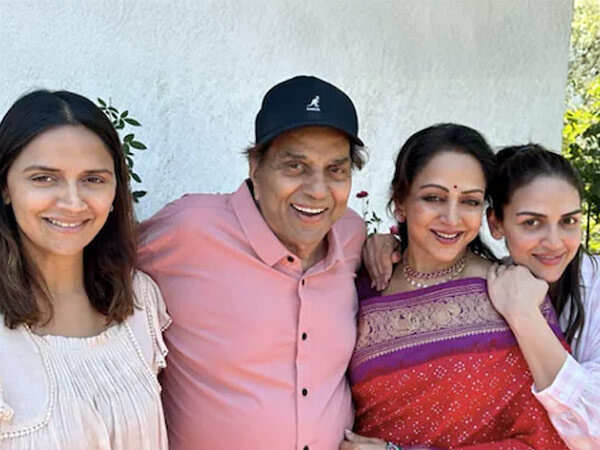 Hema Malini Sheds Tears Remembering Dharmendra at Delhi Prayer Meet