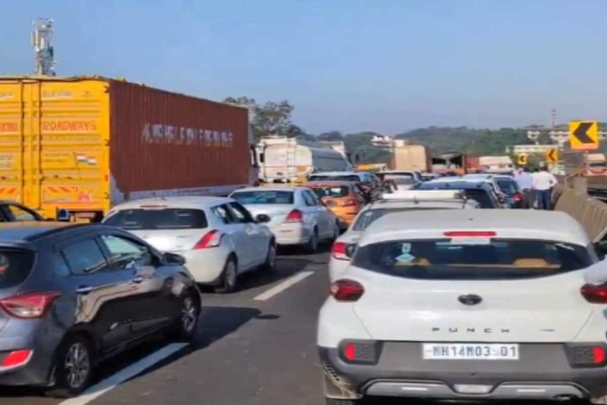 Weekend Rush Brings Mumbai-Pune Roads To A Standstill, Traffic Crawls Near Lonavala Weekend Rush Brings Mumbai-Pune Roads To A Standstill, Traffic Crawls Near Lonavala