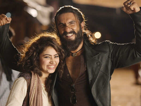 Sara Arjun gives Dhurandhar co-star Ranveer Singh a moving tribute as she shares BTS photos