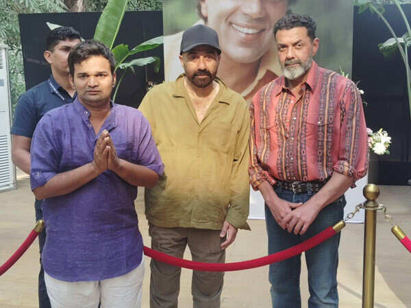 Sunny Deol and Bobby Deol Share Heartfelt Moments With Fans While Honouring Father Dharmendraâs Legacy