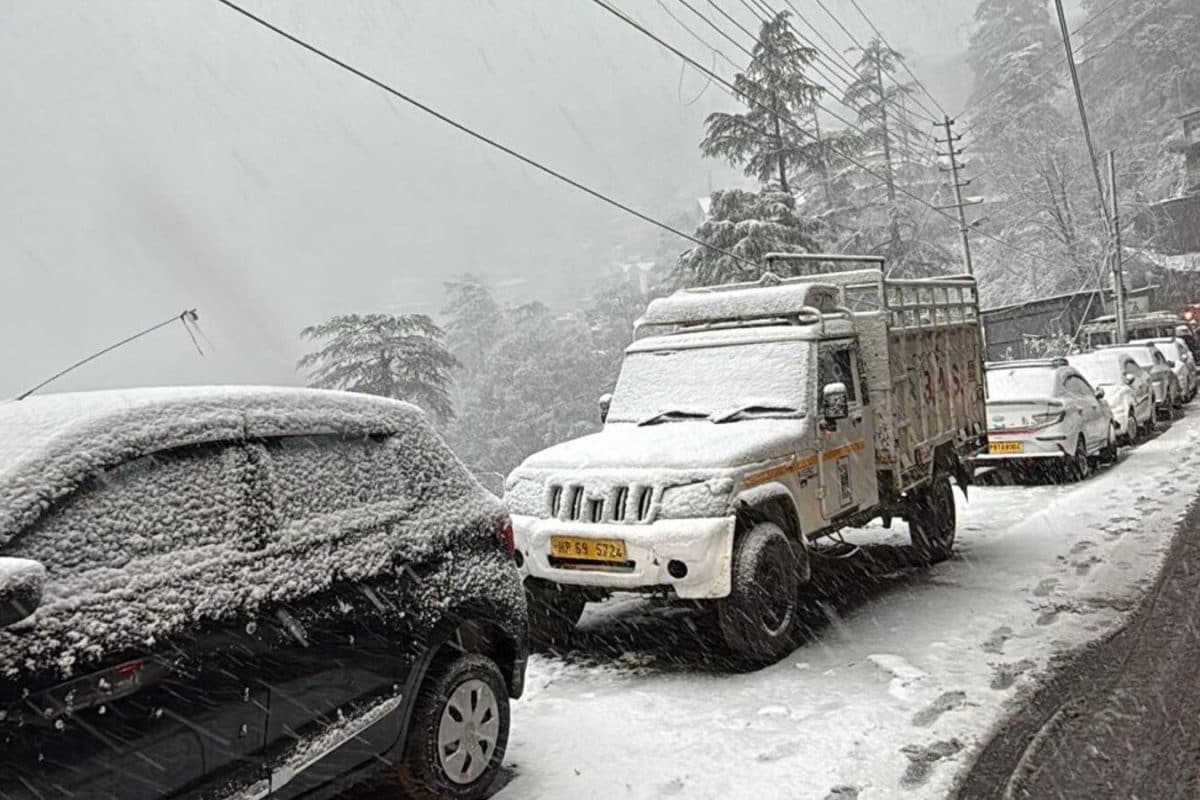 Traffic Snarls, Cars Skid On Ice: Tourist Rush Chokes Snowy Hills From Manali To Mussoorie | Videos Traffic Snarls, Cars Skid On Ice: Tourist Rush Chokes Snowy Hills From Manali To Mussoorie | Videos