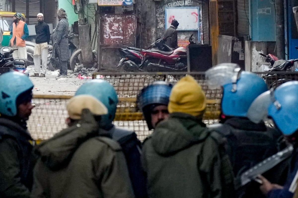 Five Arrested As Videos Emerge In Turkman Gate Stone-Pelting During MCD Demolition Drive Five Arrested As Videos Emerge In Turkman Gate Stone-Pelting During MCD Demolition Drive
