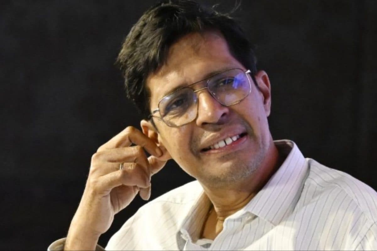 ‘Cow Urine Research’: Congress Mocks IIT Head Over Padma Shri, Zoho Founder Defends Honour