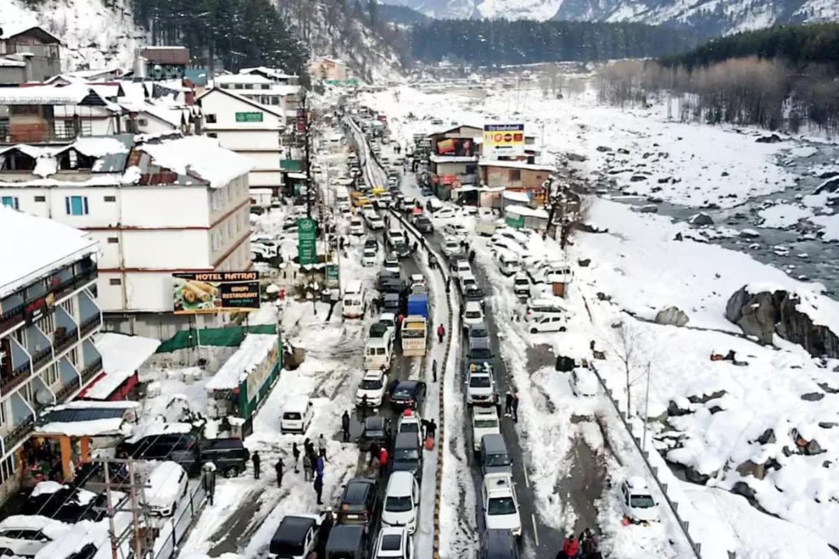 ‘Moved Barely 200 Metres In 24 Hours’: Tourists Share Ordeal As Rush Chokes Snow-Hit Manali