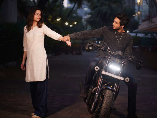 Ahaan Panday and Aneet Padda Celebrate Six Months of Saiyaara With Adorable Photo