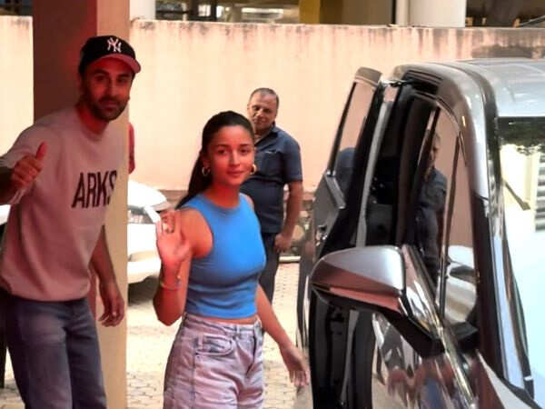 Alia Bhatt and Ranbir Kapoor clicked outside Sanjay Leela Bhansaliâs office ahead of Love and War