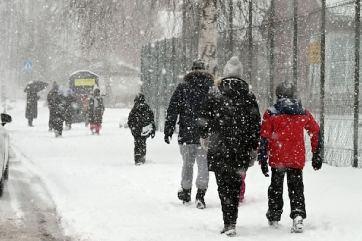 Rain In Delhi, Snowfall In J&K And Himachal; Flights Ops Impacted As North India Sees Weather Shift Rain In Delhi, Snowfall In J&K And Himachal; Flights Ops Impacted As North India Sees Weather Shift