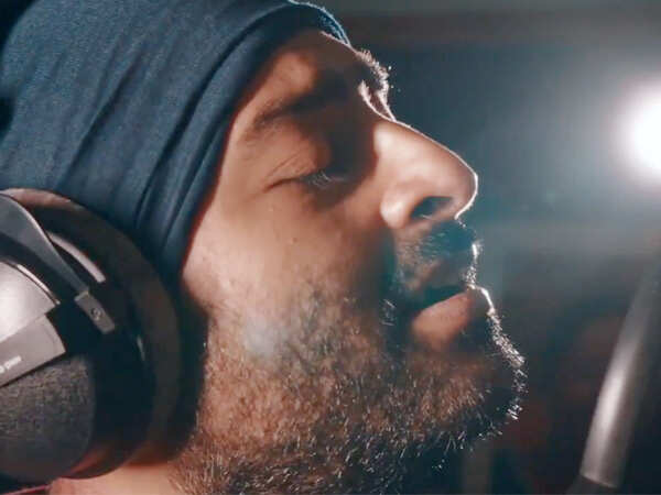 Arijit Singh Teams Up With Salman Khans Rumoured Girlfriend Iulia Vantur for a Love Song