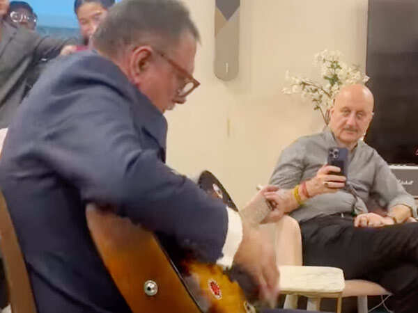 WATCH: Boman Irani Sings Give Me Sunshine for Anupam Kher on His 72nd Birthday