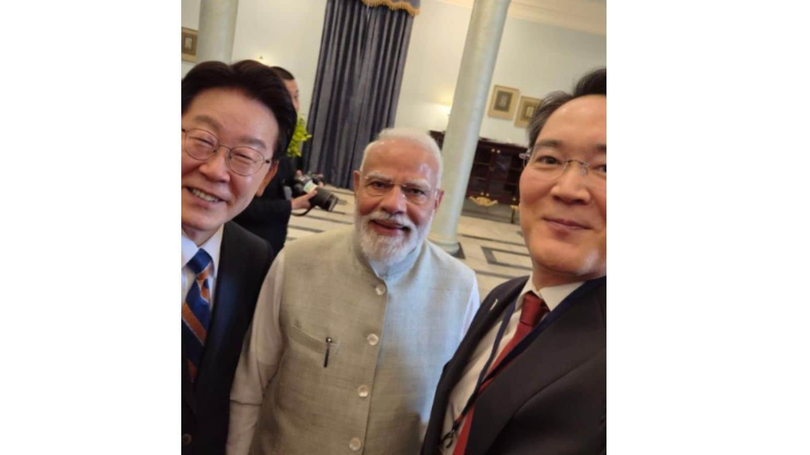 Samsung Chief Takes Selfie With PM Modi, S Korean President On ‘Made In India’ Phone